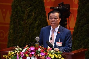 Bộ trưởng Bộ Tài chính Đinh Tiến Dũng trình bày tham luận tại Đại hội.