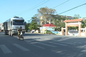 Xe container di chuyển đoạn qua thành phố Đông Hà gây mất an toàn giao thông