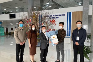 Ban Quản lý Khu kinh tế Quảng Ninh trao giấy chứng nhận cho nhà đầu tư đến từ Singapore trong chiều 5/2/2021