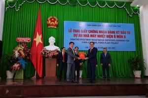 Ông Dương Tấn Hiển, Phó chủ tịch UBND TP. Cần Thơ (bên phải) trao Giấy chứng nhận đăng ký đầu tư cho đại diện nhà đầu tư Dự án Nhà máy Nhiệt điện Ô Môn II.
