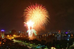 Mãn nhãn với màn pháo hoa chào năm mới Tân Sửu 2021