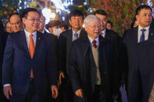 Đêm Giao thừa, Tổng Bí thư, Chủ tịch nước Nguyễn Phú Trọng chúc Tết nhân dân bên Hồ Gươm