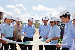 Ông Lê Tiến Châu, Bí thư Tỉnh ủy Hậu Giang (giữa) kiểm tra tiến độ triển khai dự án tại Khu công nghiệp Sông Hậu