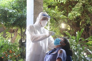 Lấy mẫu xét nghiệm Covid-19 tại Ga Sài Gòn (Ảnh: H.Yến). 