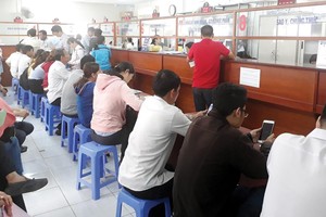 Nhà đầu tư và doanh nghiệp làm thủ tục hành chính tại TP.HCM. Ảnh: Việt Dũng