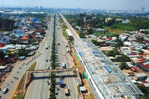 Chủ trương thu hồi thêm đất ở hai bên công trình hạ tầng được kỳ vọng giải quyết dứt điểm vướng mắc tái định cư, bổ sung nguồn thu ngân sách để tái đầu tư. Ảnh: Lê Toàn