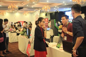 Các dự án khởi nghiệp trưng bày gian hàng và trao đổi với đối tác bên lề một cuộc khởi nghiệp tại TP.HCM (Ảnh: T.Hồng).