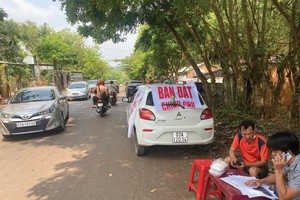 Dùng xe ô tô rao bán đất ở Bình Phước