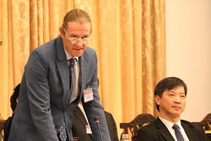 Ông Dominic Scriven, Chủ tịch điều hành Công ty quản lý Quỹ Dragon Capital phát biểu tại Đối thoại 2045 (Ảnh: H.Phúc).