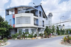 Ngoài thực địa, toàn bộ thửa đất của bà Đào đã hoàn toàn nằm trên đường giao thông Khu tái định cư phường Hưng Phú 