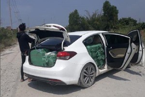 Đối tượng cùng tang vật vi phạm được bàn giao cho cơ quan Công an ngày 14/3 (Ảnh: Cục QLTT Long An)