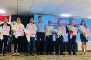 Một buổi trao 1.000 sổ hồng (tượng trưng) cho dự án nhà ở trên địa bàn TP.HCM của Sở Tài nguyên và Môi trường