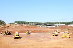 Cao tốc Dầu Giây - Phan Thiết đoạn qua địa bàn tỉnh đang gặp khó khăn do thiếu nguồn đất phục vụ đắp nền đường. Ảnh: Phạm Tùng