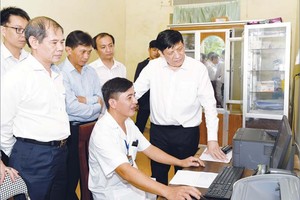 Bộ trưởng Bộ Y tế Nguyễn Thanh Long kiểm tra việc quản lý hồ sơ sức khỏe tại Trạm y tế xã Hương Long (Hà Tĩnh). Ảnh: Từ Thành