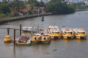 Tuyến xe buýt đậu tại bến khu vực quận 2 (Ảnh: Lê Toàn).