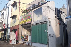 Một căn nhà siêu mỏng hiếm hoi được rao bán trên đường Bùi Đình Túy. Ảnh: Việt Dũng 