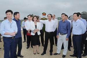 Ông Lê Văn Thành, Bí thư Thành uỷ Hải Phòng kiểm tra tiến độ đường cao tốc ven biển tại phường Minh Đức, quận Đồ Sơn. Ảnh: DT