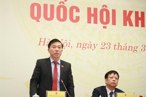 Phó trưởng Ban Công tác đại biểu của Ủy ban Thường vụ Quốc hội, ông Nguyễn Tuấn Anh trả lời báo chí (Ảnh Duy Linh).