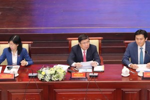 Ông Nguyễn Thành Phong, Chủ tịch UBND TP.HCM chủ trì buổi đối thoại với doanh nhân trẻ TP.HCM (Ảnh: H.Phúc).