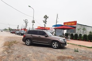 Ô tô xếp hàng dài đưa chủ nhân đến mua đất tại dự án Cienco 5 Mê Linh. Ảnh: Thanh Huyền