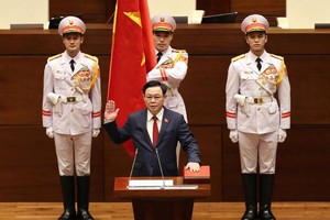Tân Chủ tịch Quốc hội, ông Vương Đình Huệ tuyên thệ nhậm chức.