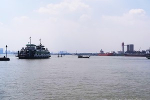 Hiện nay, lưu thông trực tiếp từ TP.HCM tới huyện Nhơn Trạch (tỉnh Đồng Nai) phải thông qua phà Cát Lái mất rất nhiều thời gian. Ảnh: Ngọc Tuấn