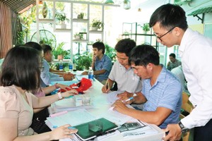 Những buổi mở bán, giới thiệu dự án tại khu vực vùng ven TP.HCM luôn đông đúc. Ảnh: Việt Dũng