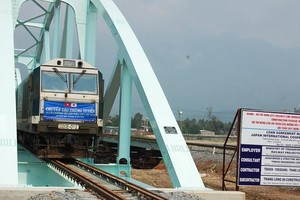 Ưu tiên bố trí vốn đầu tư kết cấu hạ tầng quan trọng để phát triển khu vực dịch vụ