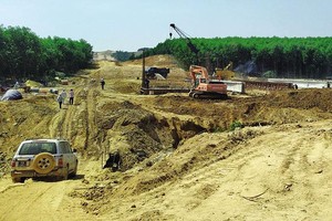 Thi công đoạn cao tốc Cam Lộ - La Sơn. Ảnh: Đức Thanh