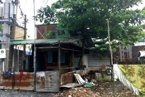 Những hộ dân nằm trong ranh dự án gần 20 năm chưa được di dời. Ảnh: Việt Dũng