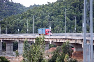 Các dự án BOT góp phần không nhỏ trong phát triển kinh tế - xã hội. Trong ảnh: Đường dẫn vào Hầm đường bộ Đèo Cả - một dự án BOT đang phát huy tác dụng tốt