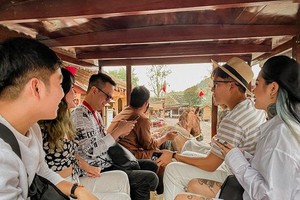 Du khách thích thú với các trải nghiệm tại Trung tâm văn hóa Trúc Lâm Yên Tử do Kiến trúc sư Bill Bensley thiết kế.