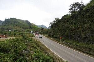 Một khúc cua trên Quốc lộ 6 đoạn qua huyện Vân Hồ, tỉnh Sơn La. Ảnh: M.C