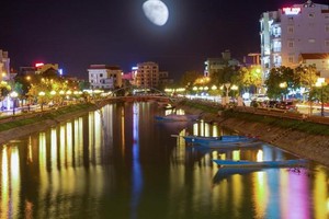 Phố đi bộ TP Đồng Hới về đêm. Ảnh- Phong Nha Explorer