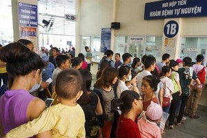 Khám chữa bệnh: Bao giờ hết cảnh xếp hàng, lấy số?