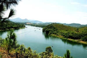 Từ đồi Vọng Cảnh có thể ngắm nhìn sông Hương một cách trọn vẹn. Ảnh: Internet