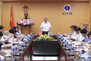 Thứ trưởng Bộ Y tế Nguyễn Trường Sơn phát biểu tại cuộc họp.