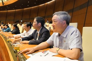 Đại biểu Quốc hội bấm nút thông qua nghị quyết tại kỳ họp thứ 11.