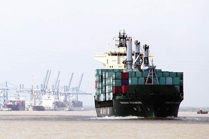 Đầu tư cho giao thông và cảng biển, logistics sẽ giúp liên kết vùng hiệu quả và thực chất hơn. Trong ảnh: Tân Cảng - Cái Mép