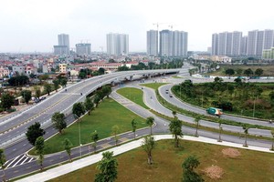 Kết nối ngoại thành và các tỉnh lân cận với Hà Nội ngày càng thuận tiện hơn. Ảnh: Dũng Minh