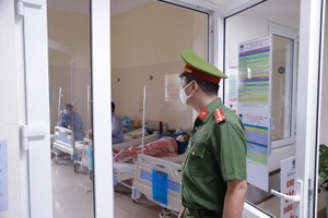 Kiểm tra công tác đeo khẩu trang tại Bệnh viện K