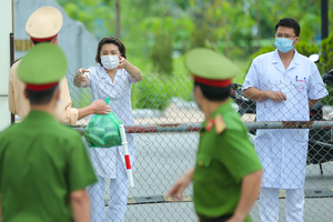 Phó Thủ tướng cũng mong muốn lực lượng cán bộ, y bác sĩ Bệnh viện Bệnh Nhiệt đới Trung ương vững lòng, tiếp tục đoàn kết, đồng sức đồng lòng, vượt qua giai đoạn khó khăn 