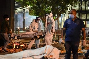 Ấn Độ đang vật lộn với làn sóng Covid-19 thứ hai tàn khốc. Ảnh: AFP