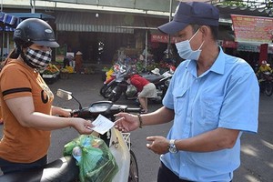 Từ kinh nghiệm ứng phó qua các đợt dịch trước, Ban quản lý các chợ trên địa bàn TP Đà Nẵng đã nhanh chóng kích hoạt các phương án phòng, chống Covid-19 theo chỉ đạo của thành phố.