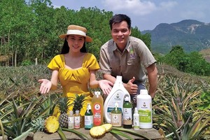 Đỗ Xuân Tiến (bên phải) giới thiệu các sản phẩm của FUWA