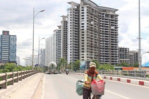 Quỹ đất khan hiếm, cùng thủ tục rườm rà, phức tạp khiến việc phát triển nhà ở cho người thu nhập thấp rất khó khăn