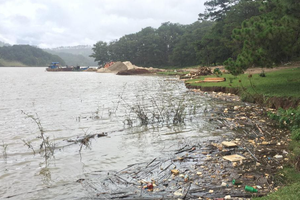 Lòng hồ chứa Đan Kia bị ô nhiễm và bồi lắng nghiêm trọng. Ảnh: M.P