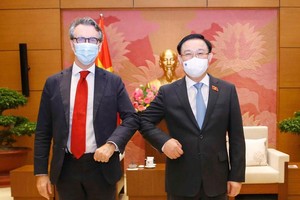 Chủ tịch Quốc hội Vương Đình Huệ tiếp ngài Giorgio Aliberti, Đại sứ, Trưởng Phái đoàn Liên minh châu Âu (EU) tại Việt Nam. (Ảnh: DT)