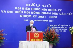 Tổng Bí thư Nguyễn Phú Trọng bỏ phiếu bầu đại biểu Quốc hội khóa XV và đại biểu HĐND các cấp nhiệm kỳ 2021-2026.