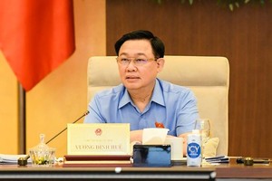 Chủ tịch Quốc hội Vương Đình Huệ phát biểu tại phiên họp.